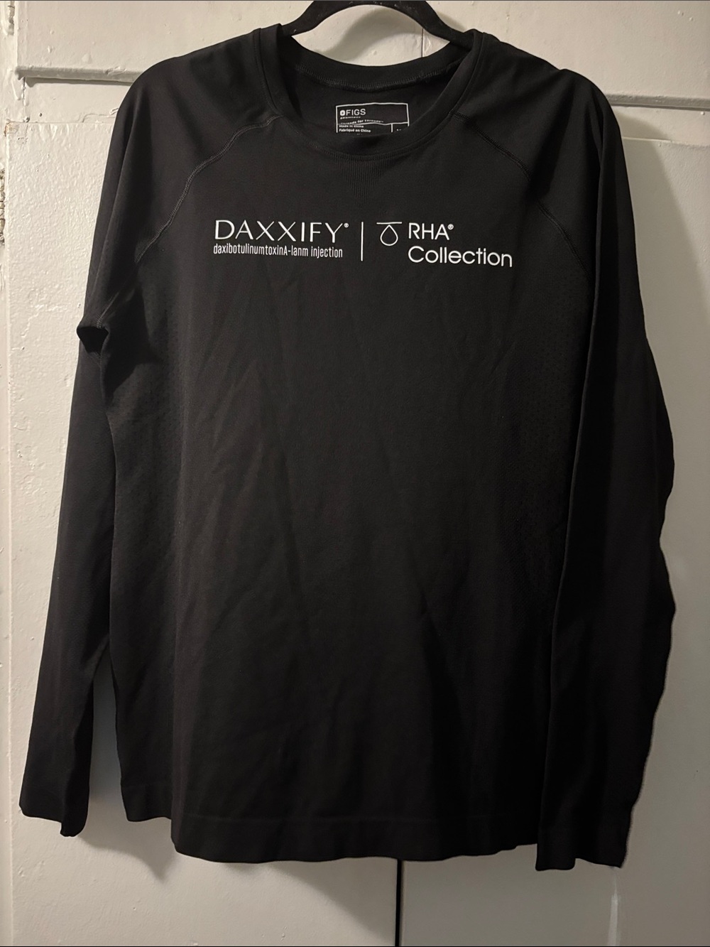 Figs Men's Long Sleeve Crewneck Shirt - Black with White Logo